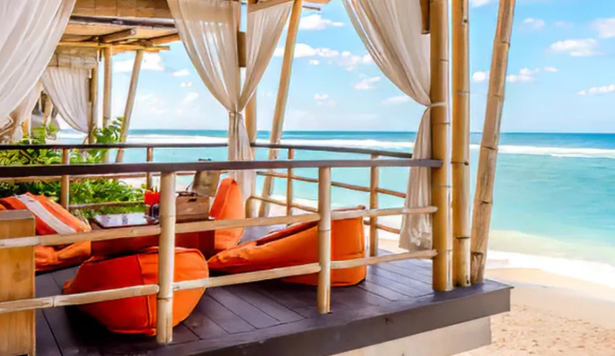 Sundays Beach Club on a private beach in Uluwatu