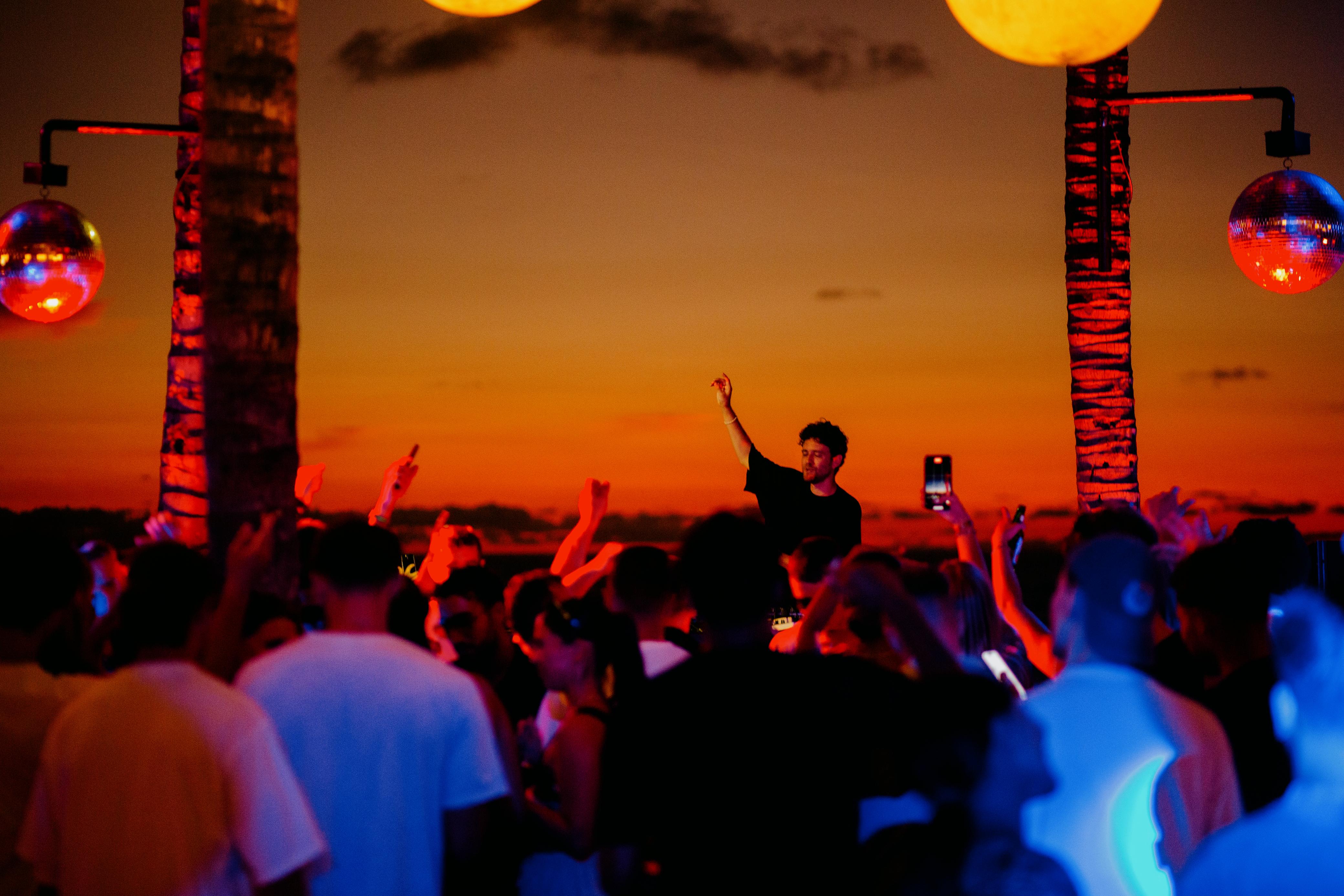 One Last Sunset: Jody Wisternoff Headlines Sundown Society’s Special Farewell at Woobar