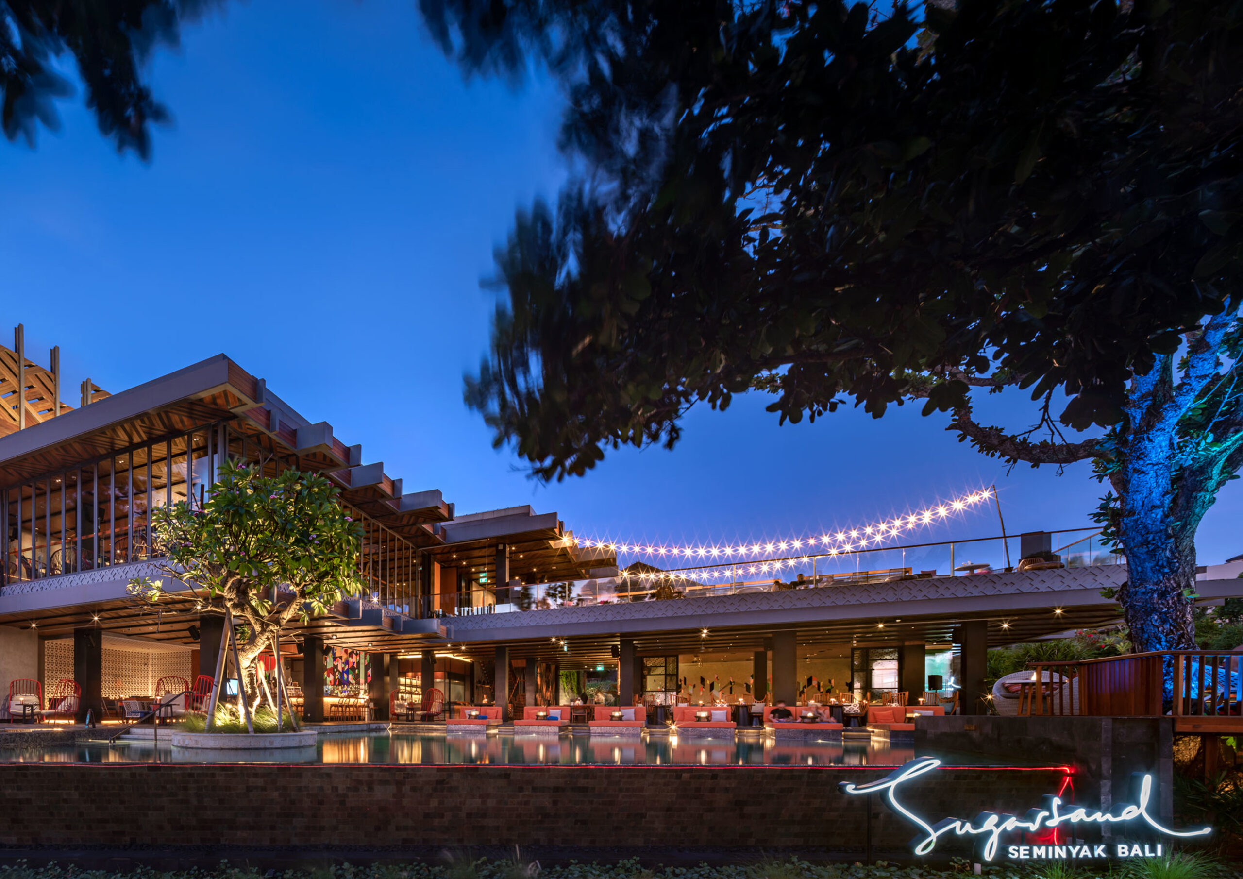 Sundown Shakers: Arey Barker Takes Over SugarSand with Bold Sips and Sunset Vibes